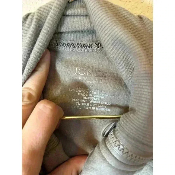 Jones New York sports sweater size medium with pockets and zippers - Picture 2 of 8